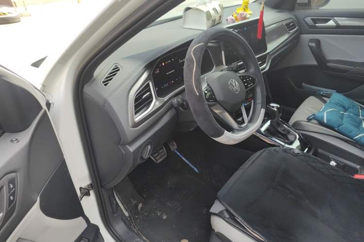 Used Volkswagen T-ROC 2023 300TSI DSG Two-Wheel-Drive Chen Guang Edition Driver Seat