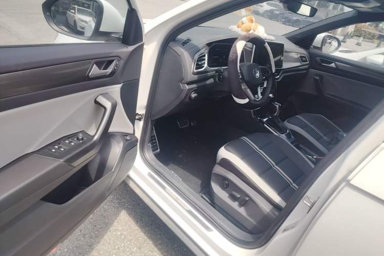 Used Volkswagen T-ROC 2023 300TSI DSG Two-Wheel-Drive Chen Guang Edition Driver Seat