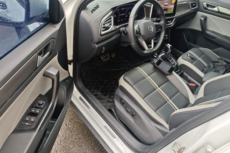 Used Volkswagen T-ROC 2023 300TSI DSG Two-Wheel-Drive Chen Guang Edition Driver Seat