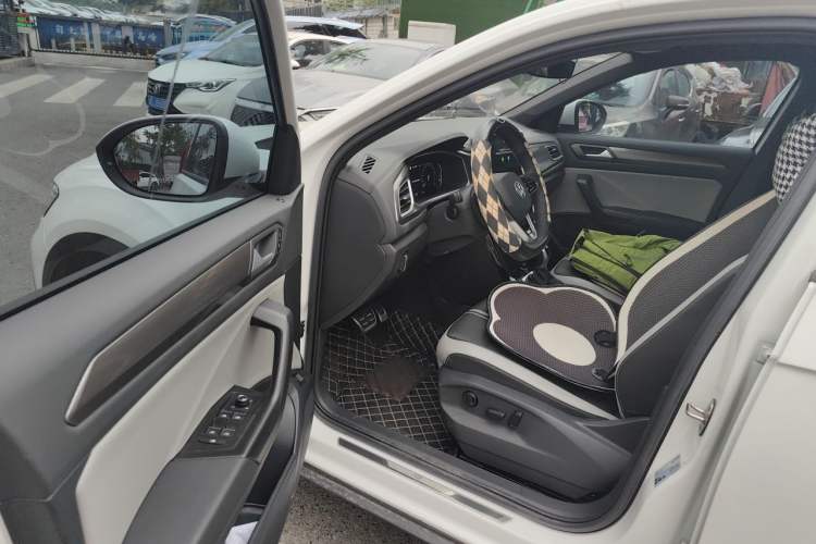 Used Volkswagen T-ROC 2023 300TSI DSG Two-Wheel-Drive Chen Guang Edition Driver Seat