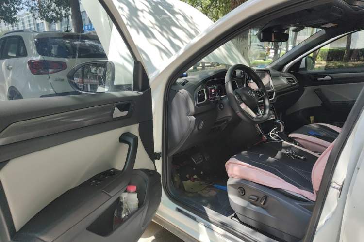 Used Volkswagen T-ROC 2023 300TSI DSG Two-Wheel-Drive Chen Guang Edition Driver Seat
