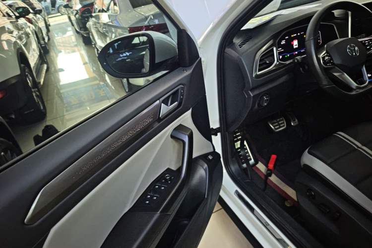 Used Volkswagen T-ROC 2023 300TSI DSG Two-Wheel-Drive Chen Guang Edition Driver Seat