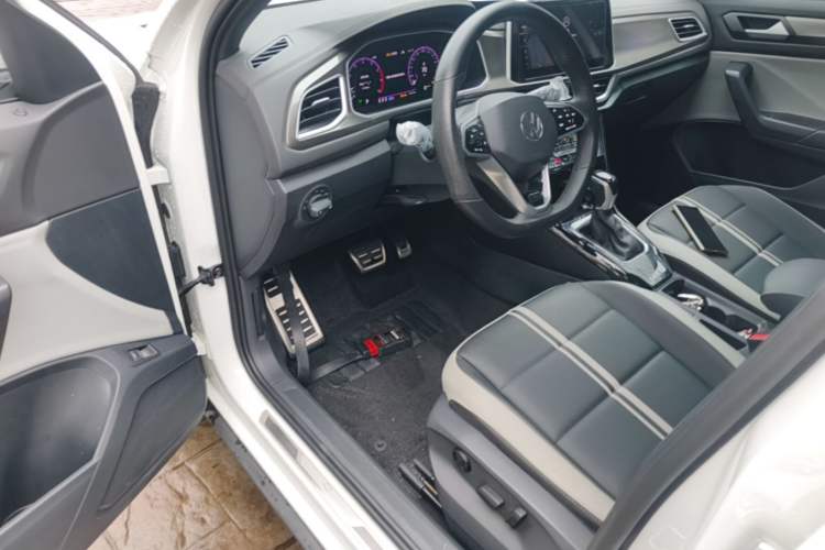 Used Volkswagen T-ROC 2023 300TSI DSG Two-Wheel-Drive Chen Guang Edition Driver Seat