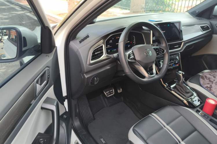 Used Volkswagen T-ROC 2023 300TSI DSG Two-Wheel-Drive Chen Guang Edition Driver Seat