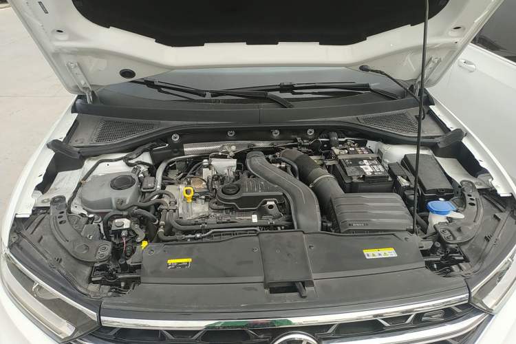 Used Volkswagen T-ROC 2023 300TSI DSG Two-Wheel-Drive Chen Guang Edition Engine Bay