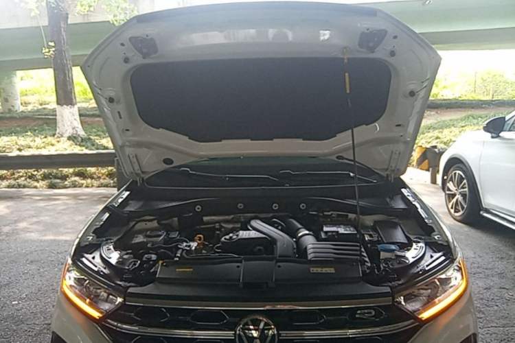 Used Volkswagen T-ROC 2023 300TSI DSG Two-Wheel-Drive Chen Guang Edition Engine Bay