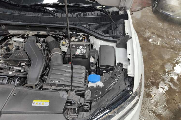 Used Volkswagen T-ROC 2023 300TSI DSG Two-Wheel-Drive Chen Guang Edition Engine Bay Left
