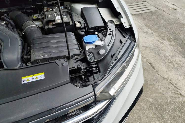 Used Volkswagen T-ROC 2023 300TSI DSG Two-Wheel-Drive Chen Guang Edition Engine Bay Left