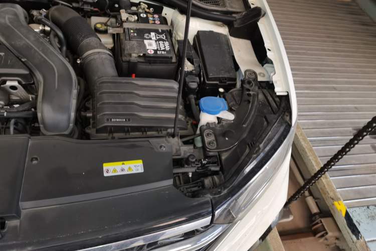 Used Volkswagen T-ROC 2023 300TSI DSG Two-Wheel-Drive Chen Guang Edition Engine Bay Left