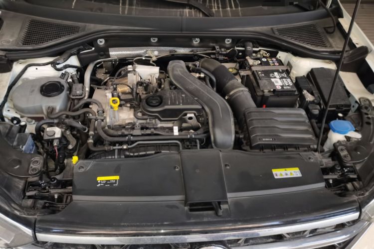 Used Volkswagen T-ROC 2023 300TSI DSG Two-Wheel-Drive Chen Guang Edition Engine Bay