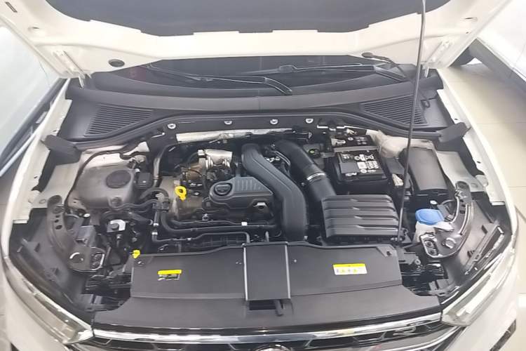 Used Volkswagen T-ROC 2023 300TSI DSG Two-Wheel-Drive Chen Guang Edition Engine Bay