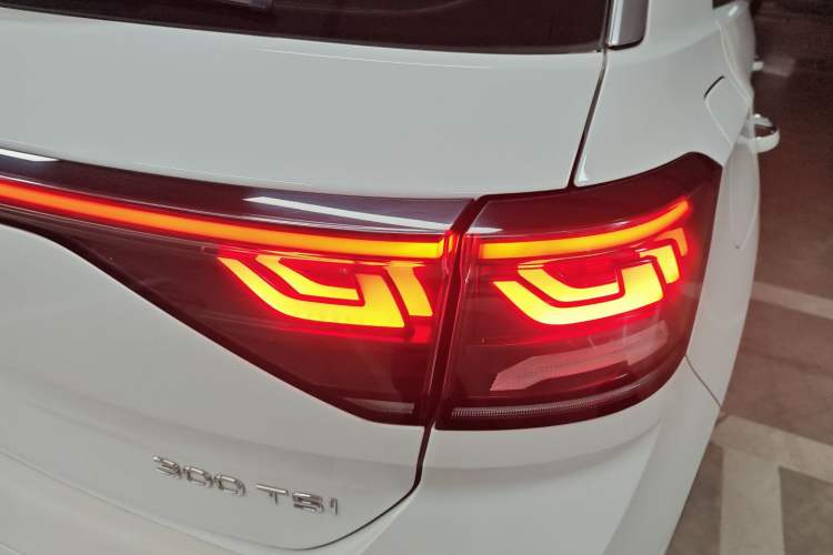 Used Volkswagen T-ROC 2023 300TSI DSG Two-Wheel-Drive Chen Guang Edition Exterior 3