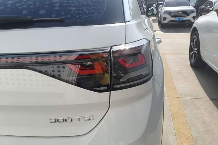 Used Volkswagen T-ROC 2023 300TSI DSG Two-Wheel-Drive Chen Guang Edition Exterior 3