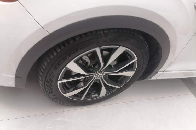 Used Volkswagen T-ROC 2023 300TSI DSG Two-Wheel-Drive Chen Guang Edition Exterior 4