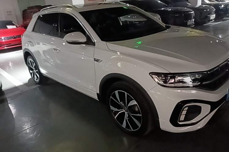 Used Volkswagen T-ROC 2023 300TSI DSG Two-Wheel-Drive Chen Guang Edition Front Right 45 Deg