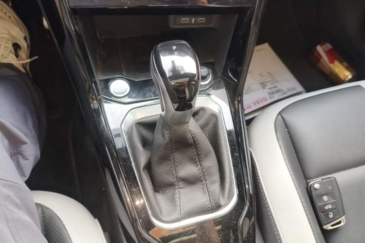 Used Volkswagen T-ROC 2023 300TSI DSG Two-Wheel-Drive Chen Guang Edition Gear Lever