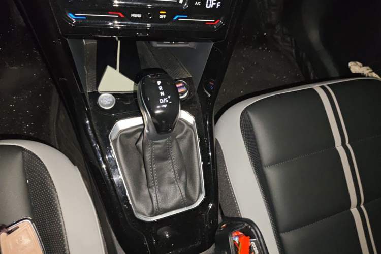 Used Volkswagen T-ROC 2023 300TSI DSG Two-Wheel-Drive Chen Guang Edition Gear Lever
