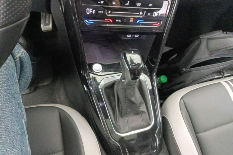 Used Volkswagen T-ROC 2023 300TSI DSG Two-Wheel-Drive Chen Guang Edition Gear Lever