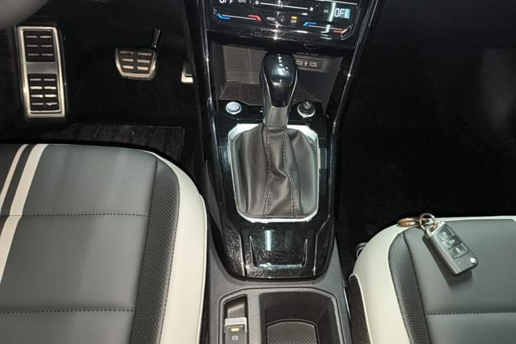 Used Volkswagen T-ROC 2023 300TSI DSG Two-Wheel-Drive Chen Guang Edition Gear Lever