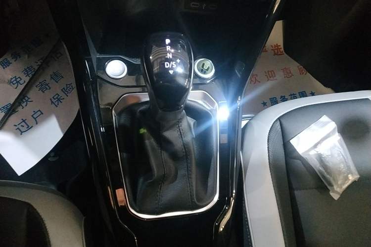 Used Volkswagen T-ROC 2023 300TSI DSG Two-Wheel Drive Starlight Edition Gear Lever