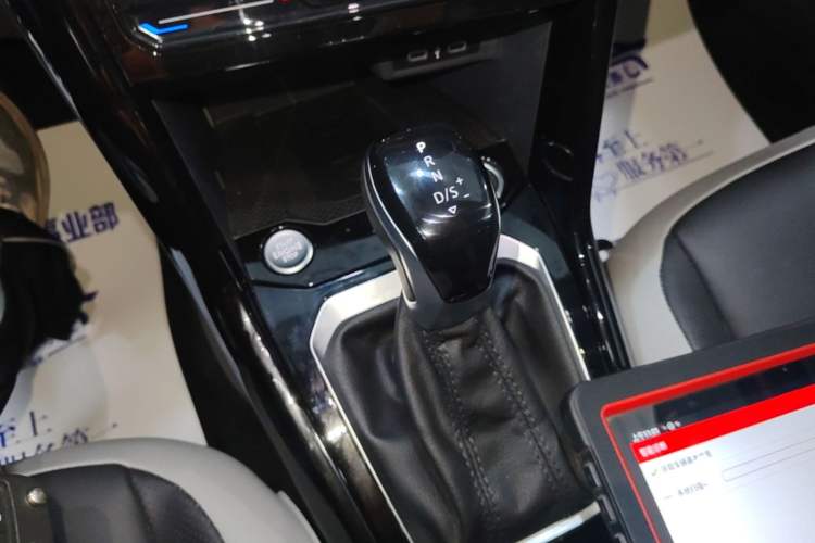 Used Volkswagen T-ROC 2023 300TSI DSG Two-Wheel-Drive Chen Guang Edition Gear Lever