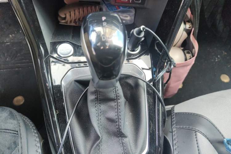 Used Volkswagen T-ROC 2023 300TSI DSG Two-Wheel-Drive Chen Guang Edition Gear Lever