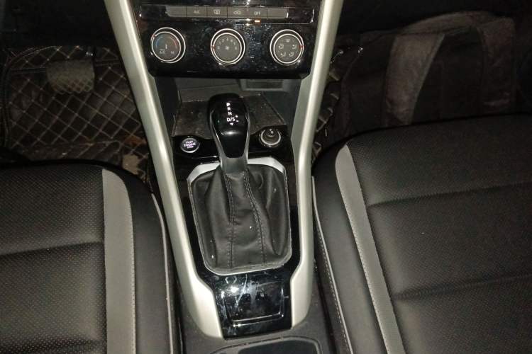 Used Volkswagen T-ROC 2023 280TSI DSG Two-Wheel Drive Time Edition Gear Lever