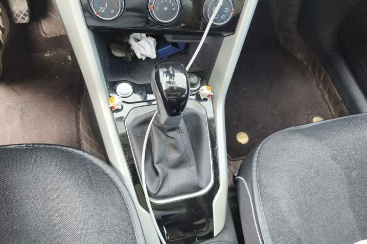 Used Volkswagen T-ROC 2023 280TSI DSG Two-Wheel Drive Time Edition Gear Lever