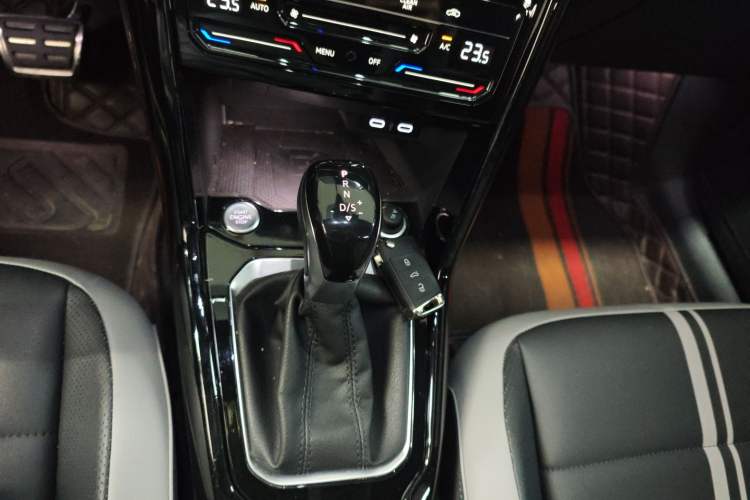 Used Volkswagen T-ROC 2023 300TSI DSG Two-Wheel-Drive Chen Guang Edition Gear Lever