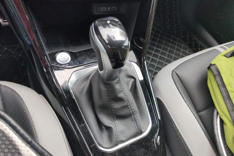 Used Volkswagen T-ROC 2023 300TSI DSG Two-Wheel-Drive Chen Guang Edition Gear Lever