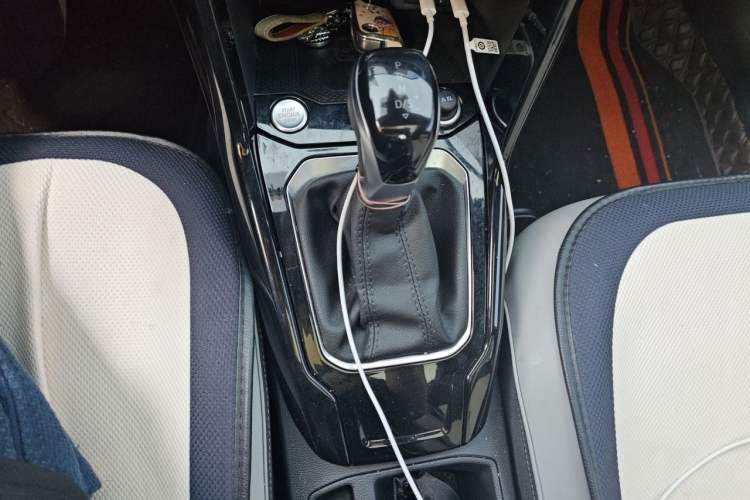 Used Volkswagen T-ROC 2023 300TSI DSG Two-Wheel-Drive Chen Guang Edition Gear Lever