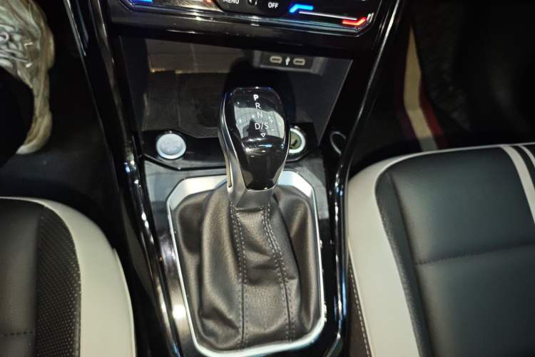 Used Volkswagen T-ROC 2023 300TSI DSG Two-Wheel-Drive Chen Guang Edition Gear Lever