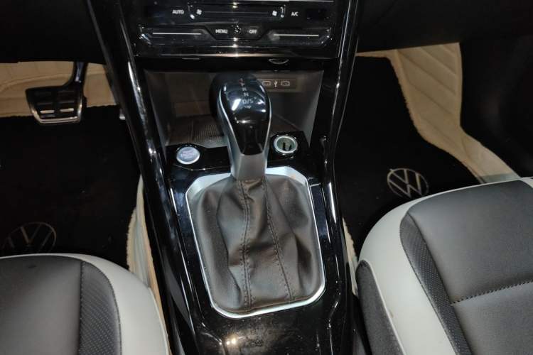Used Volkswagen T-ROC 2023 300TSI DSG Two-Wheel-Drive Chen Guang Edition Gear Lever