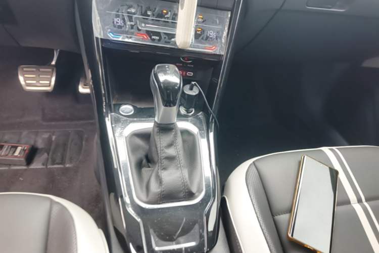 Used Volkswagen T-ROC 2023 300TSI DSG Two-Wheel-Drive Chen Guang Edition Gear Lever