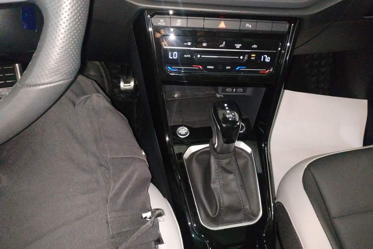 Used Volkswagen T-ROC 2023 300TSI DSG Two-Wheel-Drive Chen Guang Edition Gear Lever