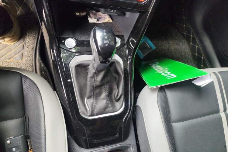 Used Volkswagen T-ROC 2023 300TSI DSG Two-Wheel-Drive Chen Guang Edition Gear Lever