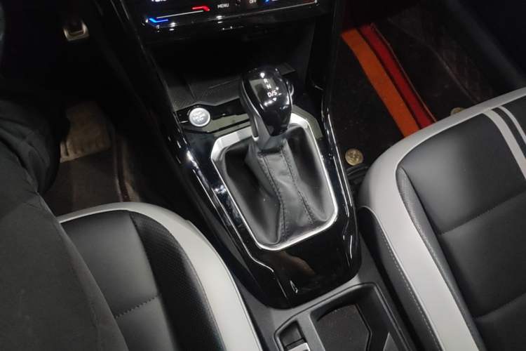 Used Volkswagen T-ROC 2023 300TSI DSG Two-Wheel-Drive Chen Guang Edition Gear Lever