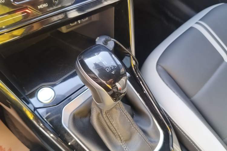 Used Volkswagen T-ROC 2023 300TSI DSG Two-Wheel-Drive Chen Guang Edition Gear Lever