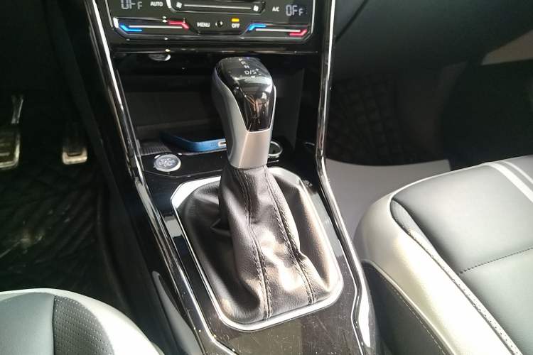 Used Volkswagen T-ROC 2023 300TSI DSG Two-Wheel-Drive Chen Guang Edition Gear Lever