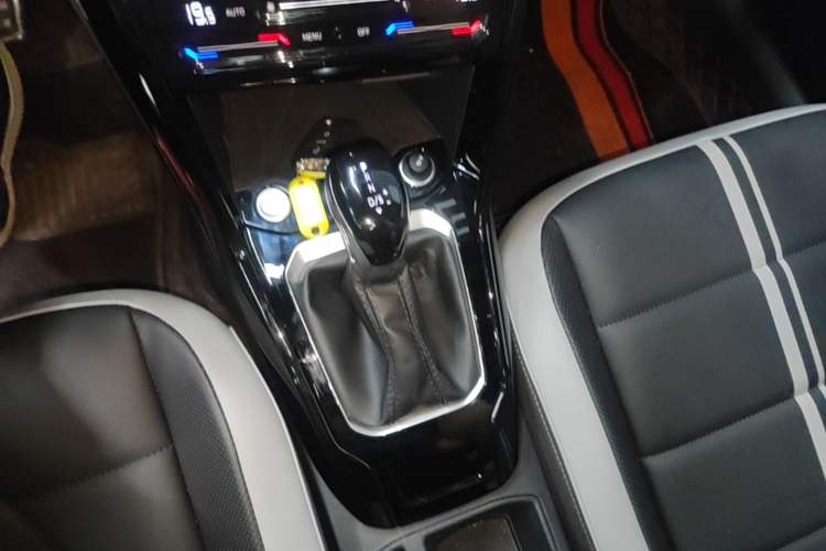 Used Volkswagen T-ROC 2023 300TSI DSG Two-Wheel-Drive Chen Guang Edition Gear Lever