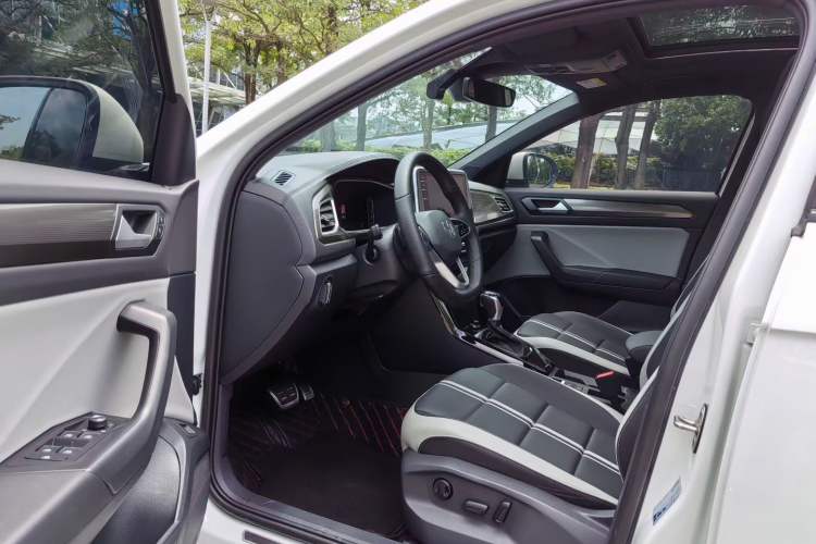 Used Volkswagen T-ROC 2023 300TSI DSG Two-Wheel-Drive Chen Guang Edition Interior 1