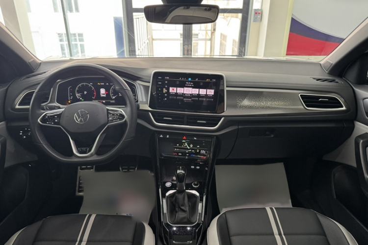 Used Volkswagen T-ROC 2023 300TSI DSG Two-Wheel-Drive Chen Guang Edition Interior 1