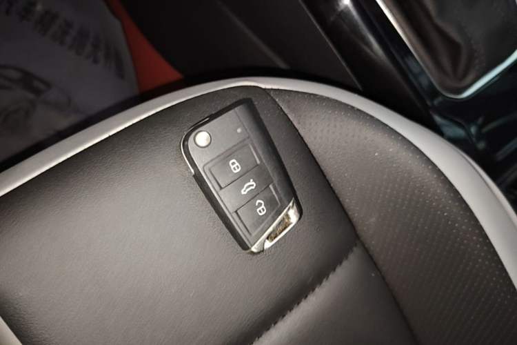 Used Volkswagen T-ROC 2023 300TSI DSG Two-Wheel-Drive Chen Guang Edition Interior 1