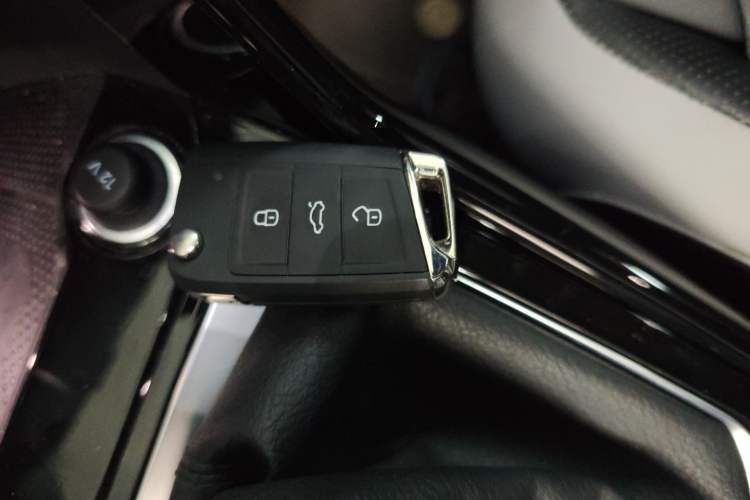 Used Volkswagen T-ROC 2023 300TSI DSG Two-Wheel-Drive Chen Guang Edition Interior 1