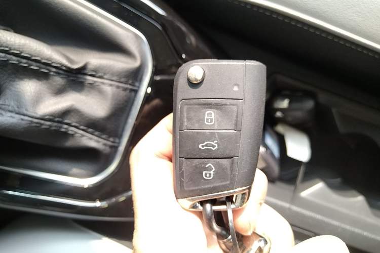 Used Volkswagen T-ROC 2023 300TSI DSG Two-Wheel-Drive Chen Guang Edition Interior 1