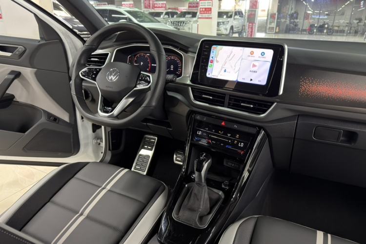 Used Volkswagen T-ROC 2023 300TSI DSG Two-Wheel-Drive Chen Guang Edition Interior 1