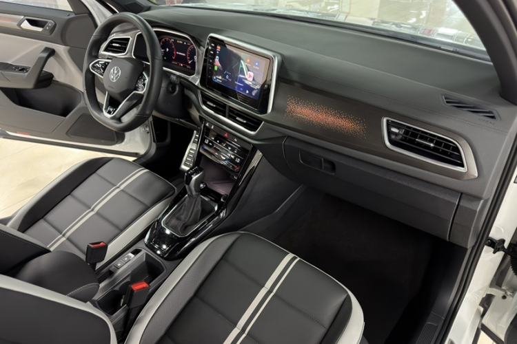 Used Volkswagen T-ROC 2023 300TSI DSG Two-Wheel-Drive Chen Guang Edition Interior 10