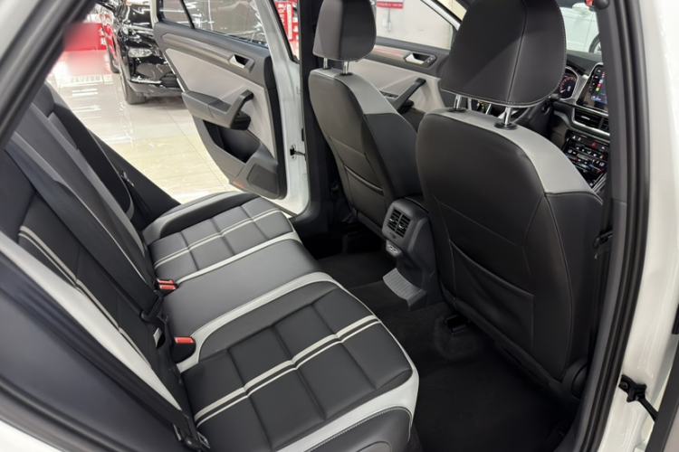 Used Volkswagen T-ROC 2023 300TSI DSG Two-Wheel-Drive Chen Guang Edition Interior 11