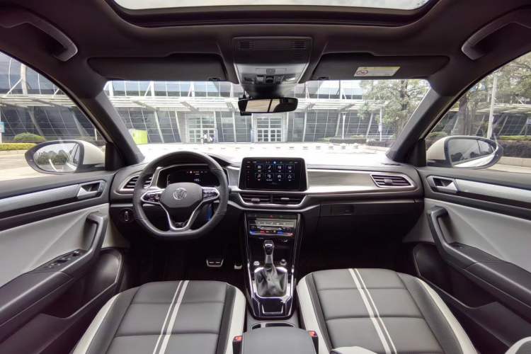 Used Volkswagen T-ROC 2023 300TSI DSG Two-Wheel-Drive Chen Guang Edition Interior 2