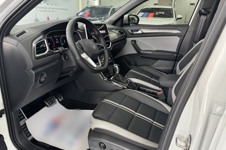 Used Volkswagen T-ROC 2023 300TSI DSG Two-Wheel-Drive Chen Guang Edition Interior 2